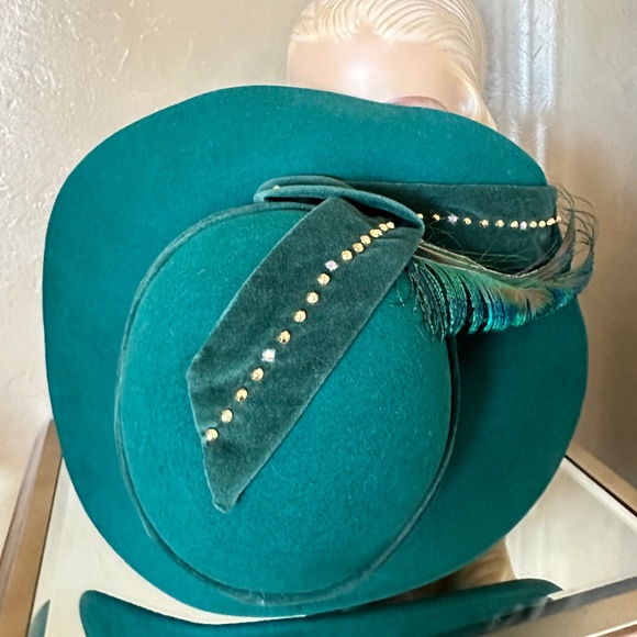 SENSATIONAL DESIGNER 1950\'s GREEN FELT WIDE BRIM HAT WITH METAL STUDS & FEATHERS main image 14